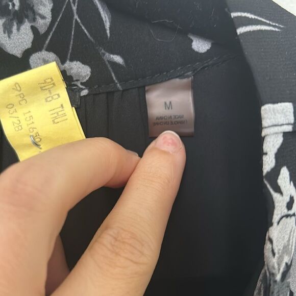 Tahari gorgeous blousr with lace details - Picture 5 of 6